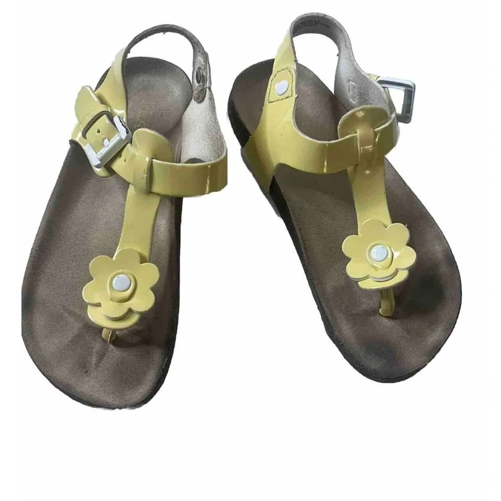 Children’s Place girls yellow T- strap sandal‎ with flower detail. Size 10.